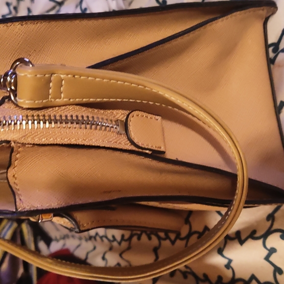 Guess satchel like new signature - Picture 3 of 16